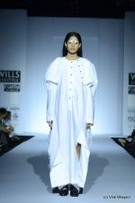 Model walk the ramp for Kallol Datta Show at Wills Lifestyle India Fashion Week 2012 day 4 on 9th Oct 2012 (102).JPG